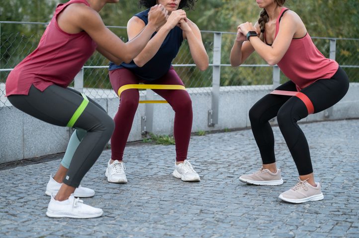 3 femmes en plein circuit training