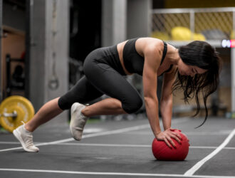 une femme en plein circuit training