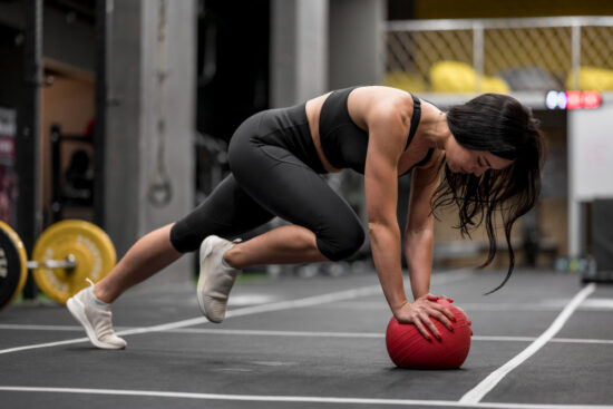 une femme en plein circuit training