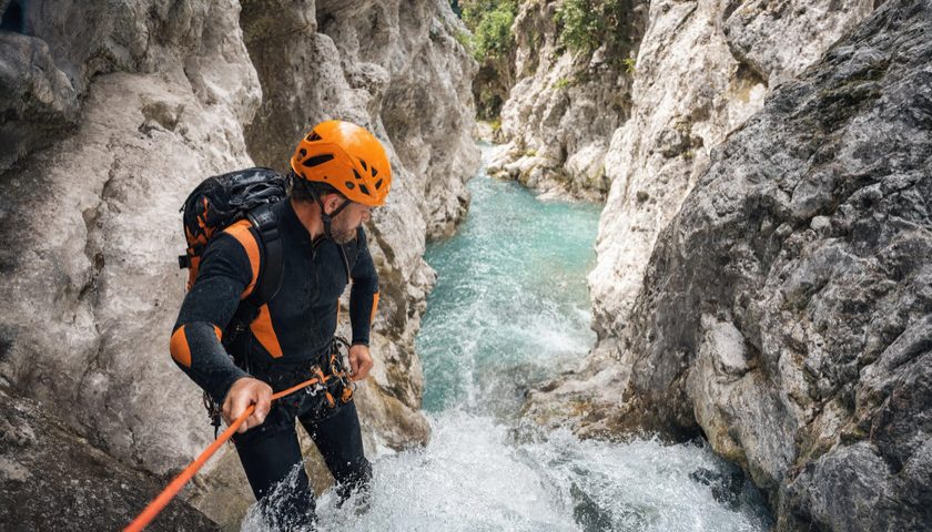 un homme faisant du canyoning en ardeche